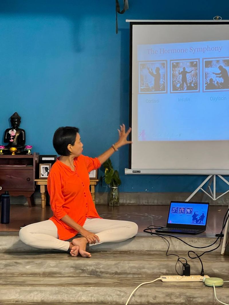 Elizabeth leading a nutrition workshop